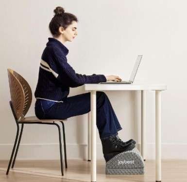 A footrest to elevate your feet and reduce pressure on your back